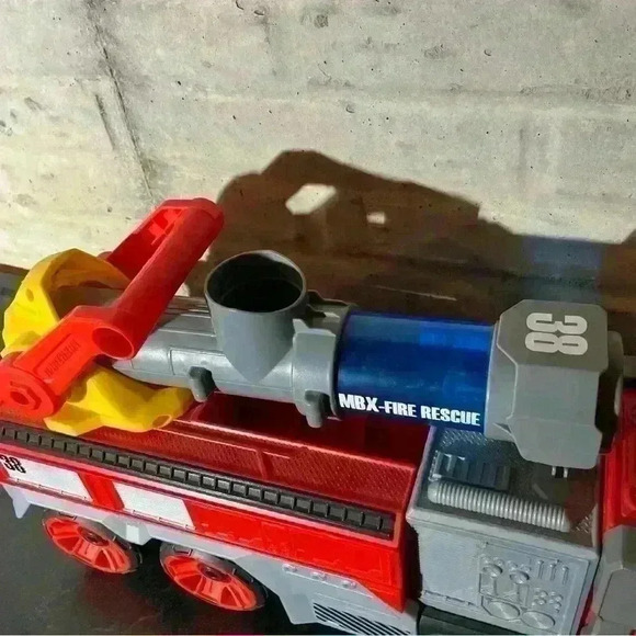 Mattel Matchbox Super Blast Fire Truck MBX 38 Fire Department Rescue VehicleNOTE - Picture 4 of 10